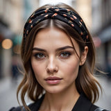 Bandeau cheveux AuroraFlora noir fleuri porté sur cheveux longs pour une coiffure naturelle.