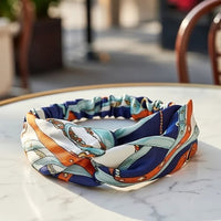 Bandeau cheveux AuroraFlora en double bleu présenté en gros plan sur table.