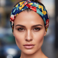 Bandeau cheveux AuroraFlora bleu foncé fleuri structurant une coiffure simple sur cheveux longs.