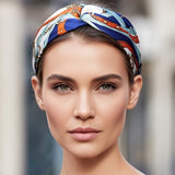 Bandeau cheveux AuroraFlora double bleu apportant une touche élégante à une coiffure longue.