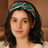 Bandeau cheveux AuroraFlora vert porté au quotidien avec maintien souple.