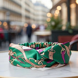 Bandeau cheveux AuroraFlora vert en gros plan avec motifs élégants.