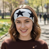 Bandeau cheveux StarPulse blanc à étoiles noires porté sur cheveux longs d’une femme.