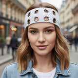 Bandeau cheveux EyeLoom blanc maintenant les cheveux avec élégance moderne.