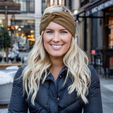 Bandeau cheveux CityAura marron camel à nœud croisé, porté par une femme souriante – look urbain chic en ville.