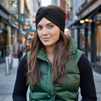 Bandeau cheveux CityAura noir à nœud croisé, porté par une femme – style urbain chic.