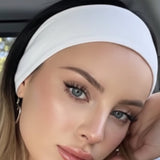 Bandeau cheveux moderne aidant une femme à garder les cheveux en place pendant l’activité.