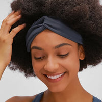 Bandeau cheveux en gros plan porté sur cheveux bruns – couleur gris