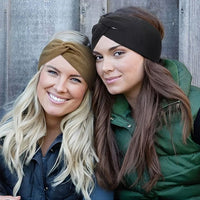 Bandeau cheveux – deux femmes modernes portant un bandeau extensible en ville