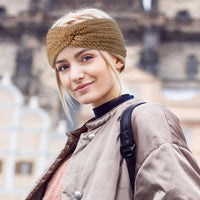 Bandeau cheveux – femme moderne portant un bandeau tricoté croisé en extérieur