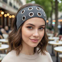 Bandeau cheveux EyeLoom gris avec œillets métalliques porté en extérieur.