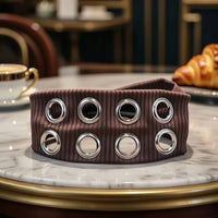 Bandeau cheveux EyeLoom marron foncé en en gros plan – présentation professionnelle.