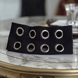 Bandeau cheveux EyeLoom noir avec œillets métalliques en gros plan.