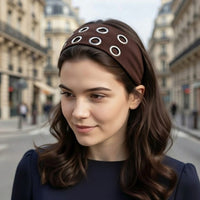 Bandeau cheveux EyeLoom marron porté par une femme structurant la coiffure urbaine.