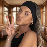 Bandeau cheveux maintenant les cheveux d'une femme sans glisser dans un restaurant.