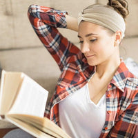 Bandeau cheveux – femme élégante lisant un livre avec un bandeau noué sur la tête