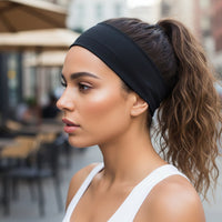 Bandeau cheveux porté par une femme en tenue sportive dans la rue d'une grande ville.