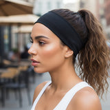 Bandeau cheveux porté par une femme en tenue sportive dans la rue d'une grande ville.