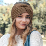 Bandeau cheveux – femme élégante souriante portant un bandeau tricoté croisé en ville