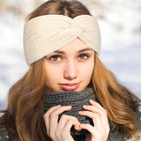 Bandeau cheveux – femme élégante en tenue d’hiver portant un bandeau tricoté blanc en ville