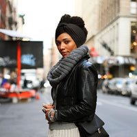 Bandeau cheveux – femme habillée pour l’hiver portant un bandeau tricoté noir en plein air