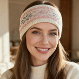 Bandeau cheveux KnitAura Nordic beige rosé porté avec élégance.