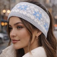 Bandeau cheveux KnitAura Nordic gris bleuté porté au quotidien.