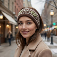 Bandeau cheveux KnitAura Nordic marron porté avec motifs nordiques.