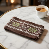 Bandeau cheveux KnitAura Nordic marron en gros plan.