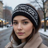 Bandeau cheveux KnitAura Nordic noir porté par une femme en hiver.
