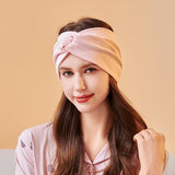 Bandeau cheveux large posé sur la tête d’une femme aux cheveux lisses