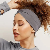 Bandeau cheveux large porté par une femme aux cheveux longs