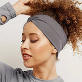 Bandeau cheveux large porté par une femme aux cheveux longs