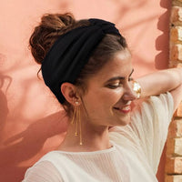 Bandeau cheveux croisé porté avec une tenue casual féminine