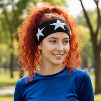 Bandeau cheveux StarPulse noir à étoiles blanches porté par une femme spprtive aux cheveux longs.