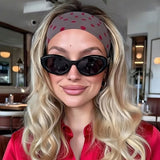 Bandeau cheveux Polka Élan gris pois rouges – porté quotidien, style élégant et féminin.