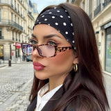 Bandeau cheveux Polka Élan noir à pois blancs – porté au quotidien, allure glamour urbaine.