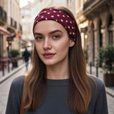 Bandeau cheveux Polka Élan rouge couvrant la tête pour un maintien confortable.