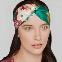 Bandeau cheveux – portrait d’une femme portant un bandeau noué floral maintenant les cheveux dégagés