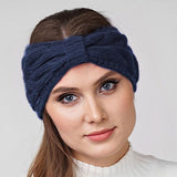 Bandeau cheveux – portrait d’une femme portant un bandeau tricoté bleu foncé sur fond neutre