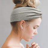 Bandeau cheveux – portrait d’une femme portant un bandeau torsadé en tissu doux