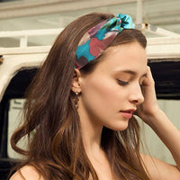 Bandeau cheveux – femme vue de profil portant un bandeau noué floral pour structurer la coiffure