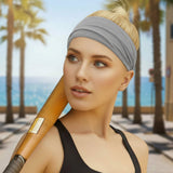 Bandeau cheveux sportif porté par une femme pendant une activité de baseball.