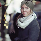 Bandeau cheveux – femme élégante portant un bandeau moderne en extérieur