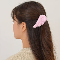 Barrette cheveux peluche rose en forme d’ailes d’ange – gros plan