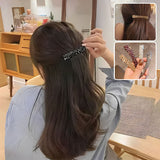 Barrette cheveux CrystalMuse scintillante sublimant une coiffure vue de dos.