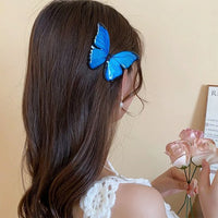Barrette cheveux tendance fixée sur une coiffure féminine