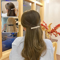 Barrette cheveux CrystalMuse avec perles retenant une coiffure latérale raffinée.
