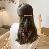 Barrette cheveux CrystalMuse ornée de perles retenant une coiffure latérale chic.