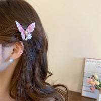Barrette cheveux rose poudré portée dans les cheveux d’une femme